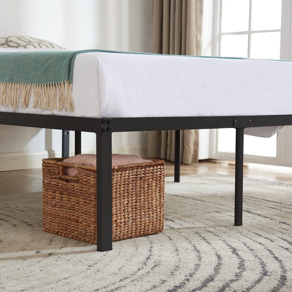 Queen Size Metal Platform Bed Frame N311376